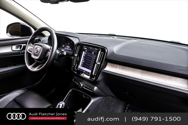 Photo of 2025 Onyx Black Metallic Volvo XC40