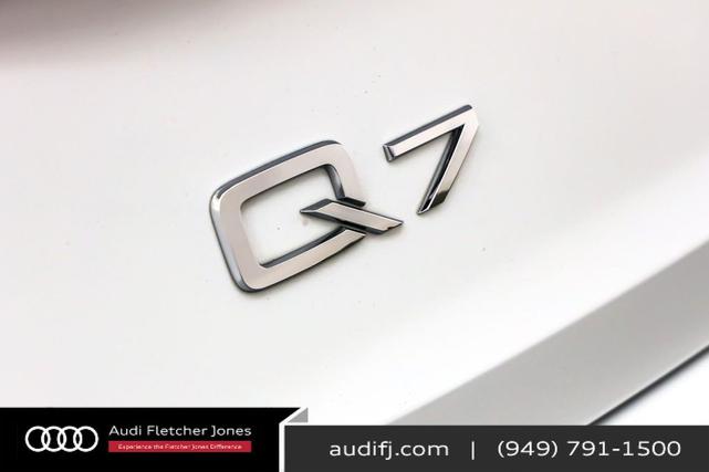 Photo of 2021 Glacier White Metallic Audi Q7