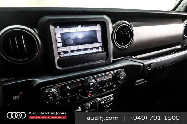 Photo of 2022 Black Clearcoat Jeep Gladiator