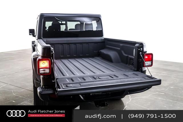 Photo of 2022 Black Clearcoat Jeep Gladiator
