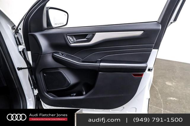 Photo of 2022 Star White Metallic Tri-Coat Ford Escape
