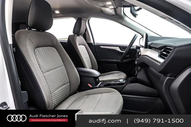 Photo of 2022 Star White Metallic Tri-Coat Ford Escape