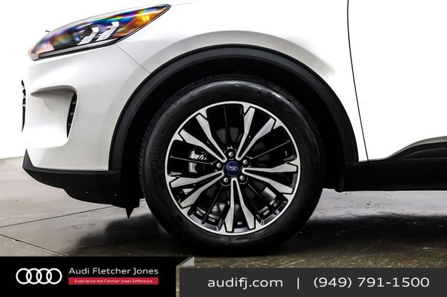 Photo of 2022 Star White Metallic Tri-Coat Ford Escape