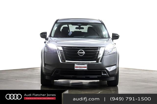 Photo of 2024 Gun Metallic Nissan Pathfinder