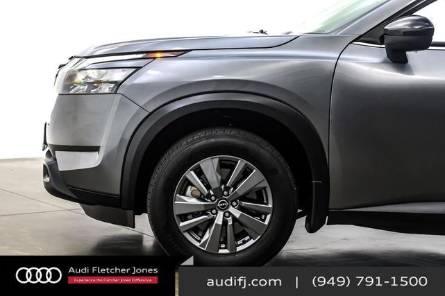 Photo of 2024 Gun Metallic Nissan Pathfinder