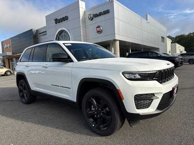 Photo of 2025 Bright White Clearcoat Jeep Grand Cherokee