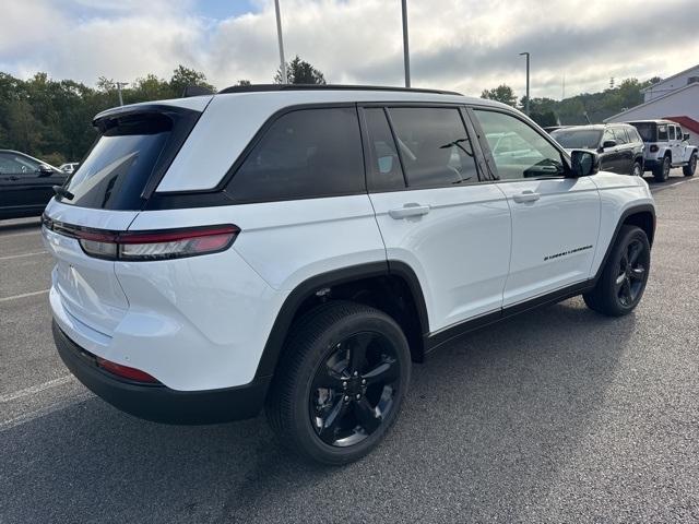 Photo of 2025 Bright White Clearcoat Jeep Grand Cherokee