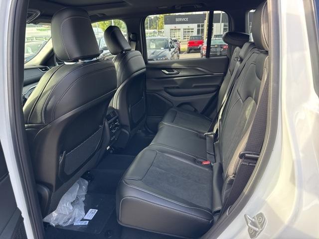 Photo of 2025 Bright White Clearcoat Jeep Grand Cherokee