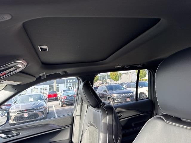 Photo of 2025 Bright White Clearcoat Jeep Grand Cherokee