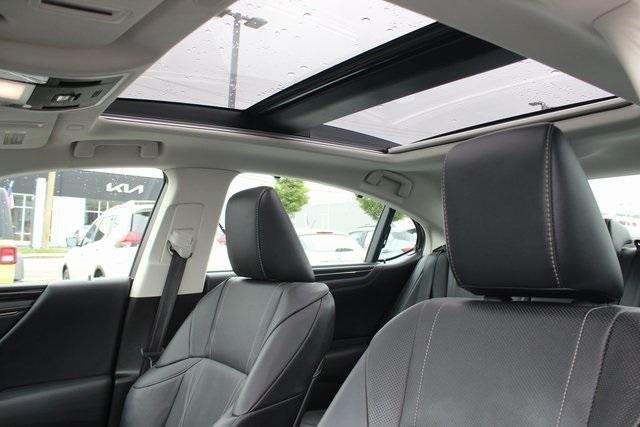 Photo of 2019 Silver Lexus ES 350