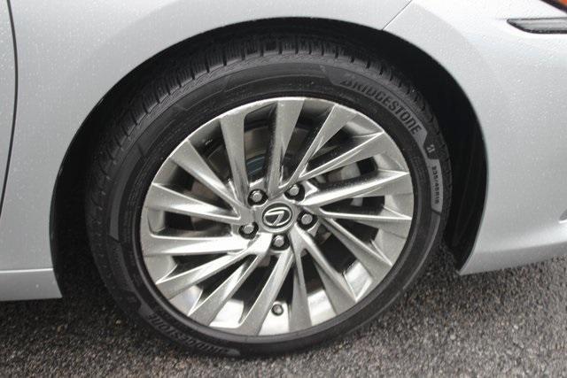 Photo of 2019 Silver Lexus ES 350