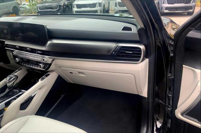 Photo of 2024 Ebony Black Kia Telluride