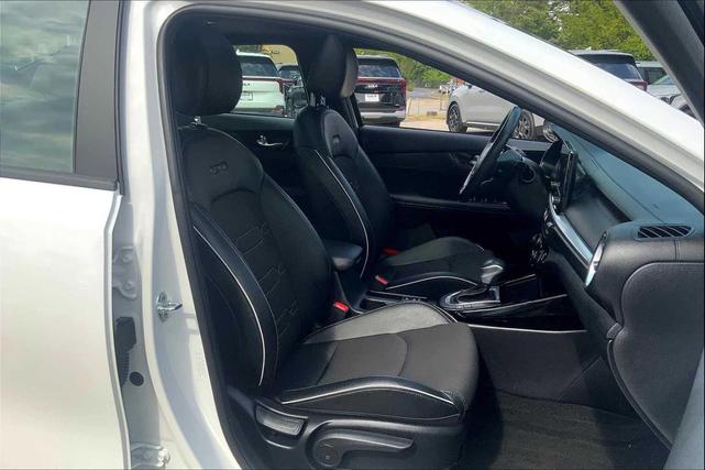 Photo of 2022 Snow White Pearl Kia Forte