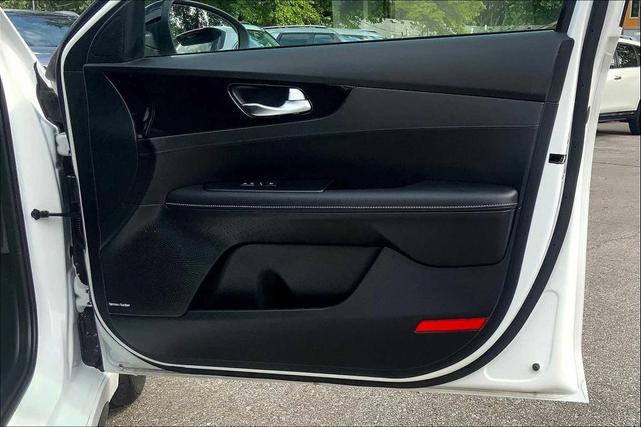 Photo of 2022 Snow White Pearl Kia Forte