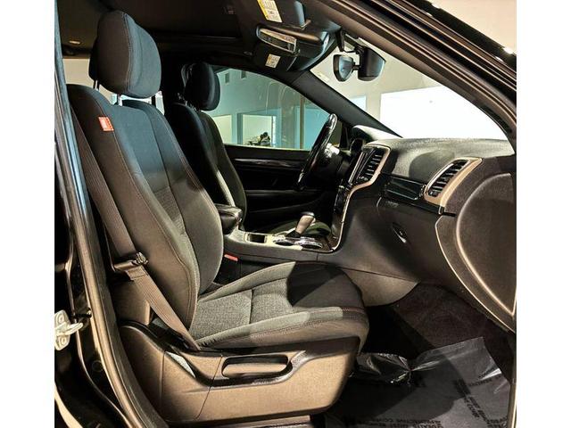 Photo of 2017 Diamond Black Crystal Pearlcoat Jeep Grand Cherokee