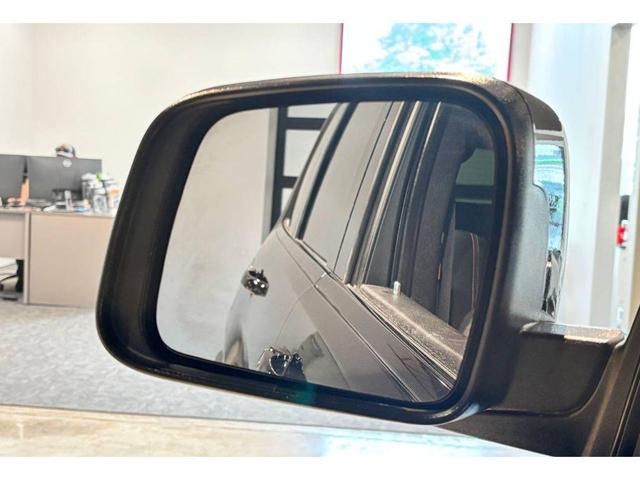 Photo of 2017 Diamond Black Crystal Pearlcoat Jeep Grand Cherokee