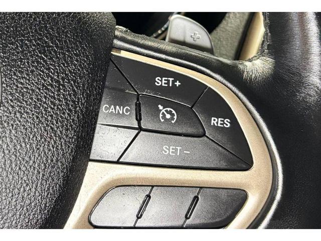 Photo of 2017 Diamond Black Crystal Pearlcoat Jeep Grand Cherokee