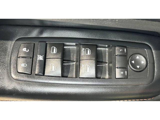 Photo of 2017 Diamond Black Crystal Pearlcoat Jeep Grand Cherokee
