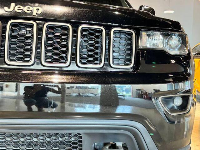Photo of 2017 Diamond Black Crystal Pearlcoat Jeep Grand Cherokee