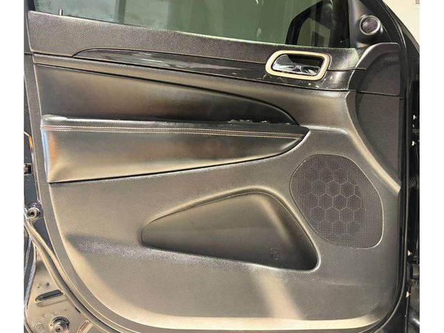 Photo of 2017 Diamond Black Crystal Pearlcoat Jeep Grand Cherokee