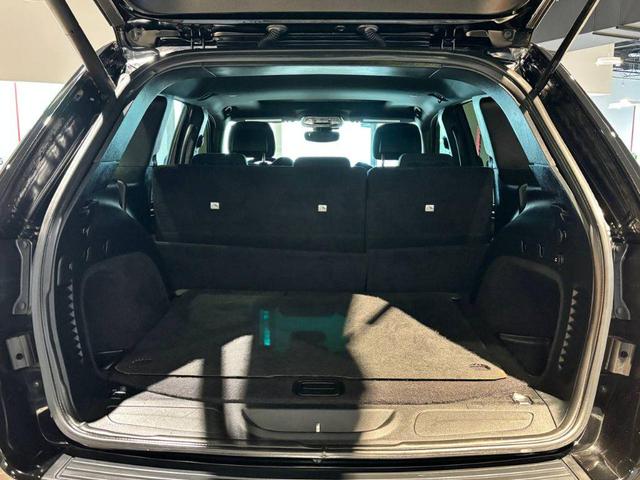 Photo of 2017 Diamond Black Crystal Pearlcoat Jeep Grand Cherokee