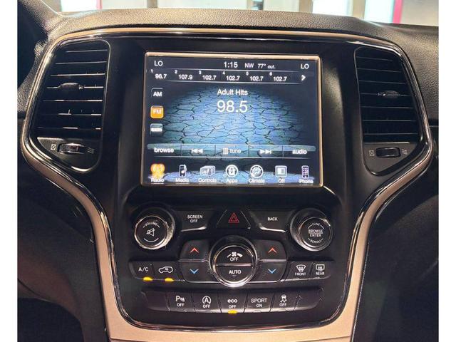 Photo of 2017 Diamond Black Crystal Pearlcoat Jeep Grand Cherokee