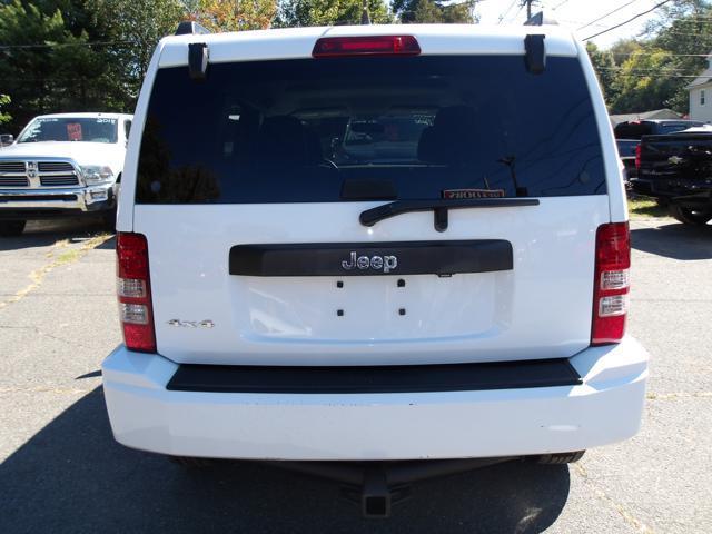 Photo of 2011 White Jeep Liberty