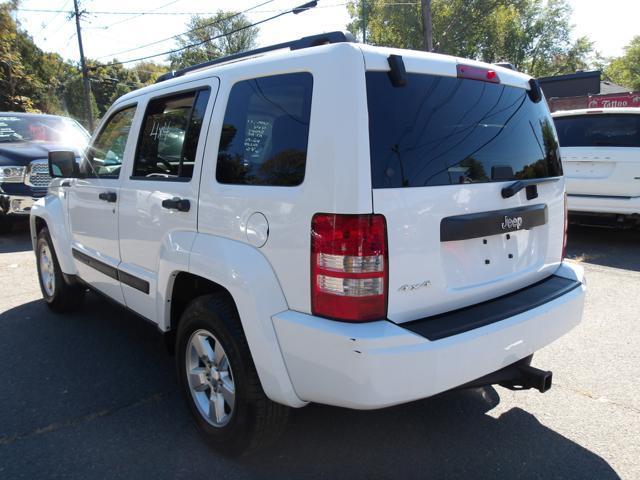 Photo of 2011 White Jeep Liberty