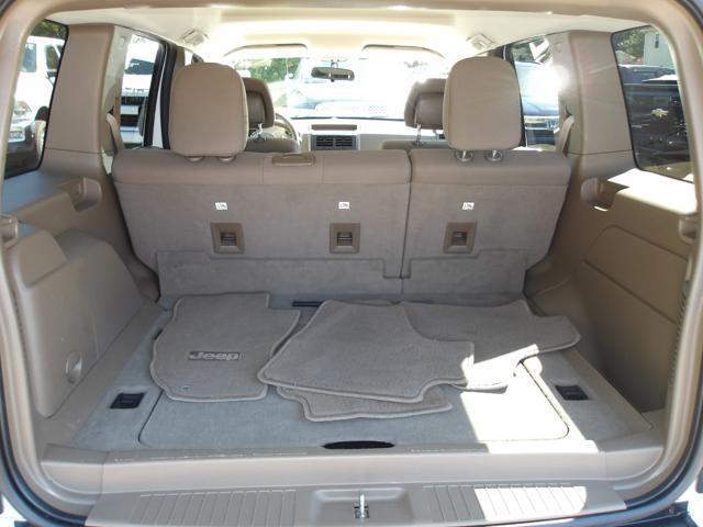 Photo of 2011 White Jeep Liberty