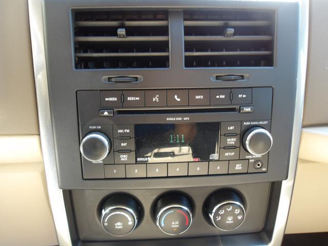 Photo of 2011 White Jeep Liberty