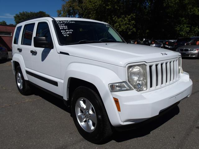 Photo of 2011 White Jeep Liberty