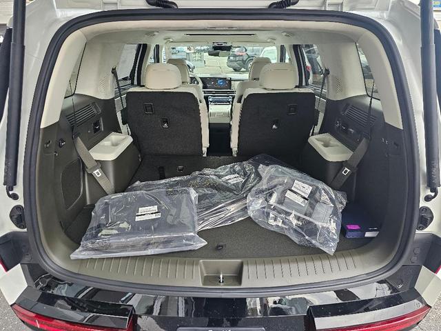 Photo of 2025 White Hyundai SANTA FE HEV