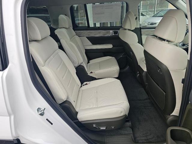 Photo of 2025 White Hyundai SANTA FE HEV