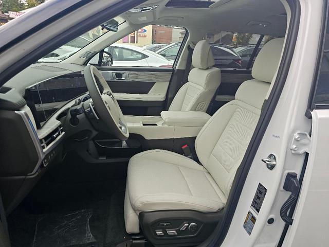 Photo of 2025 White Hyundai SANTA FE HEV