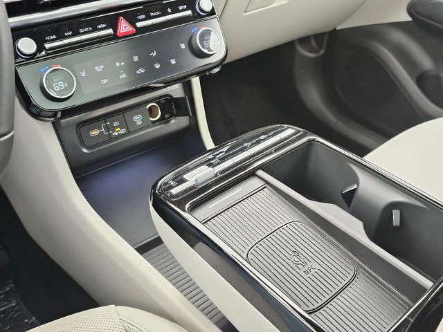 Photo of 2025 White Pearl Hyundai TUCSON Hybrid