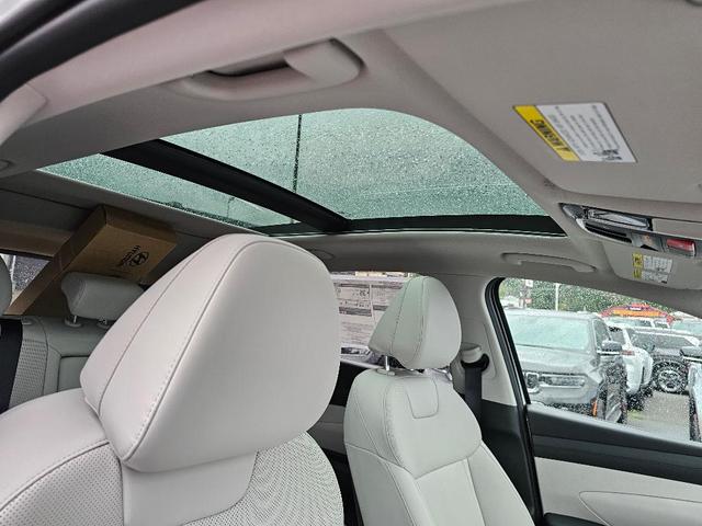 Photo of 2025 White Pearl Hyundai TUCSON Hybrid
