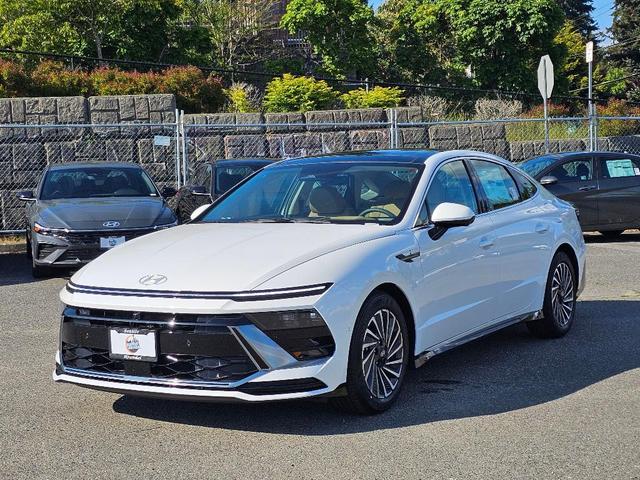 Photo of 2025 White Hyundai SONATA Hybrid