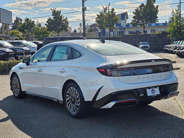 Photo of 2025 White Hyundai SONATA Hybrid