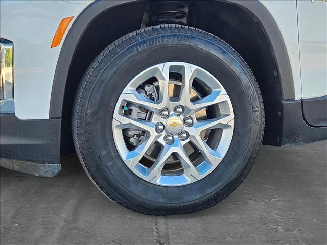 Photo of 2023 Summit White Chevrolet Traverse