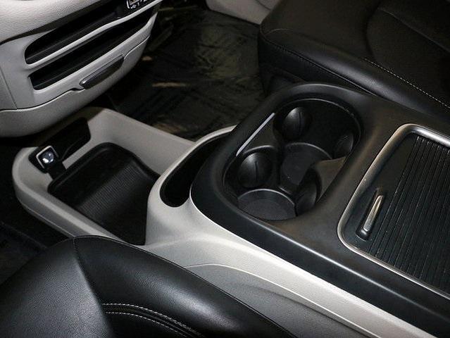 Photo of 2024 Brilliant Black Crystal Pearlcoat Chrysler Pacifica Hybrid