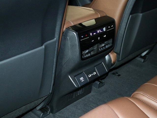 Photo of 2023 Platinum White Pearl Acura MDX