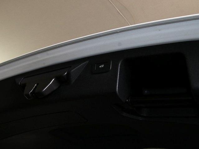 Photo of 2023 Fuji White Land Rover Discovery Sport
