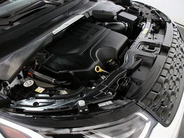 Photo of 2023 Fuji White Land Rover Discovery Sport