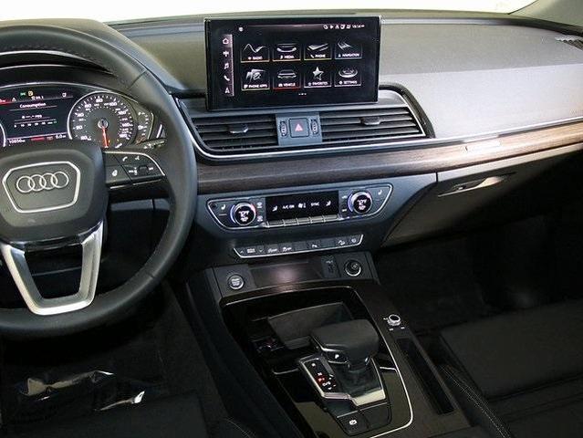 Photo of 2024 Glacier White Metallic Audi Q5