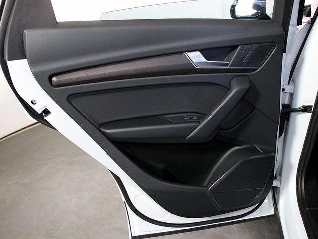 Photo of 2024 Glacier White Metallic Audi Q5