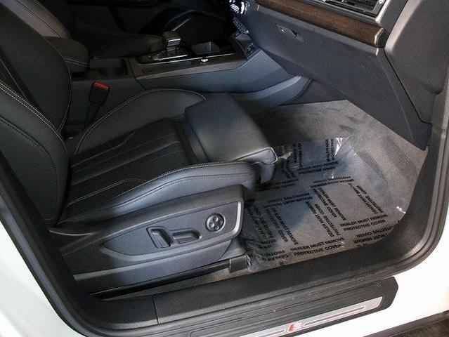 Photo of 2024 Glacier White Metallic Audi Q5