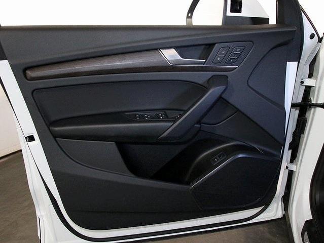 Photo of 2024 Glacier White Metallic Audi Q5