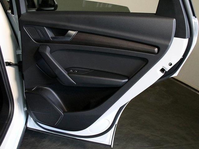Photo of 2024 Glacier White Metallic Audi Q5