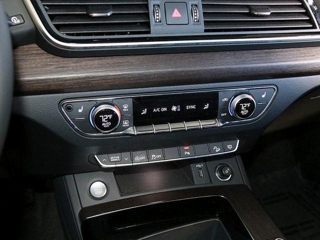 Photo of 2024 Glacier White Metallic Audi Q5