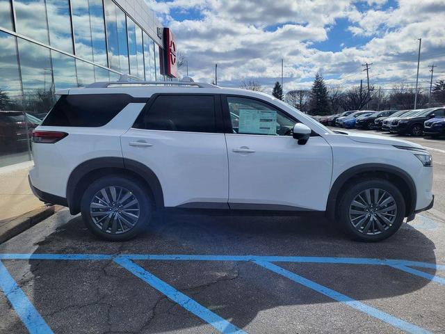 Photo of 2025 Everest White Pearl Tricoat Nissan Pathfinder